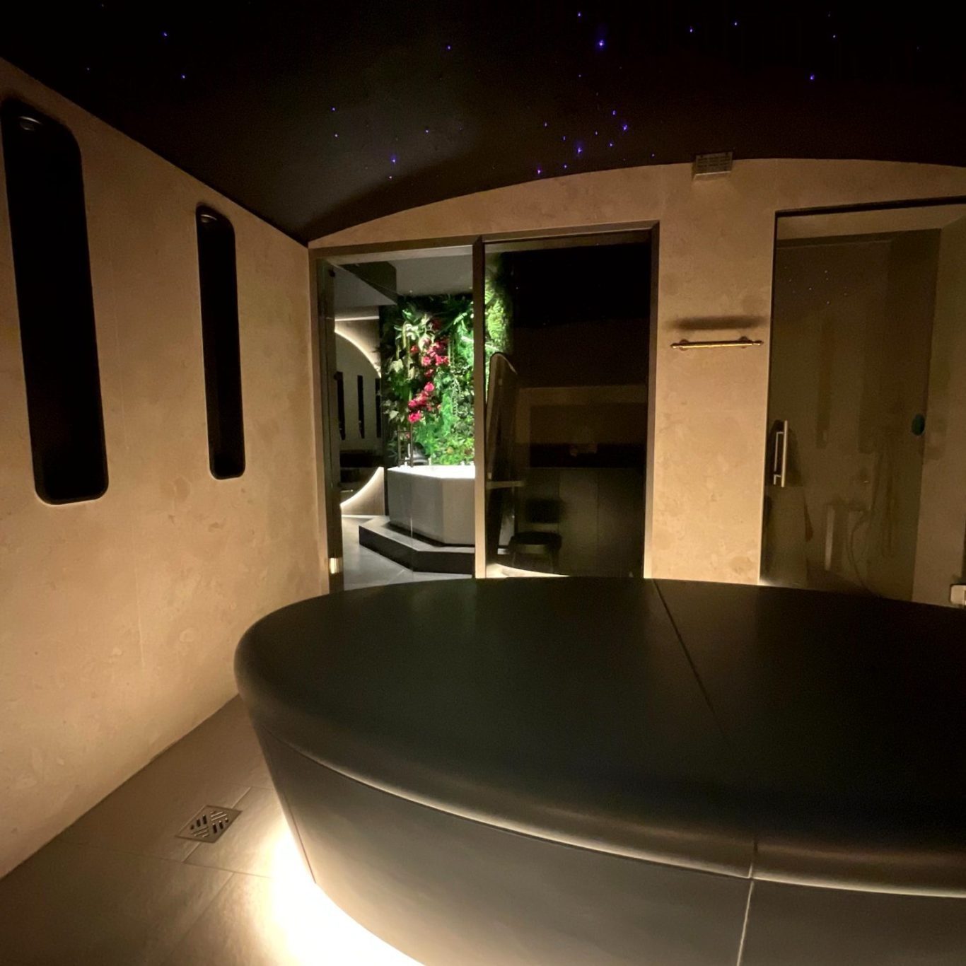 Mesa de Masaje y Jacuzzi en el Hammam de Las Palmas Royale Beauyty